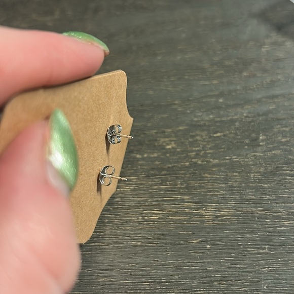 Small Sapphire and Silver Earrings. - Picture 4 of 5